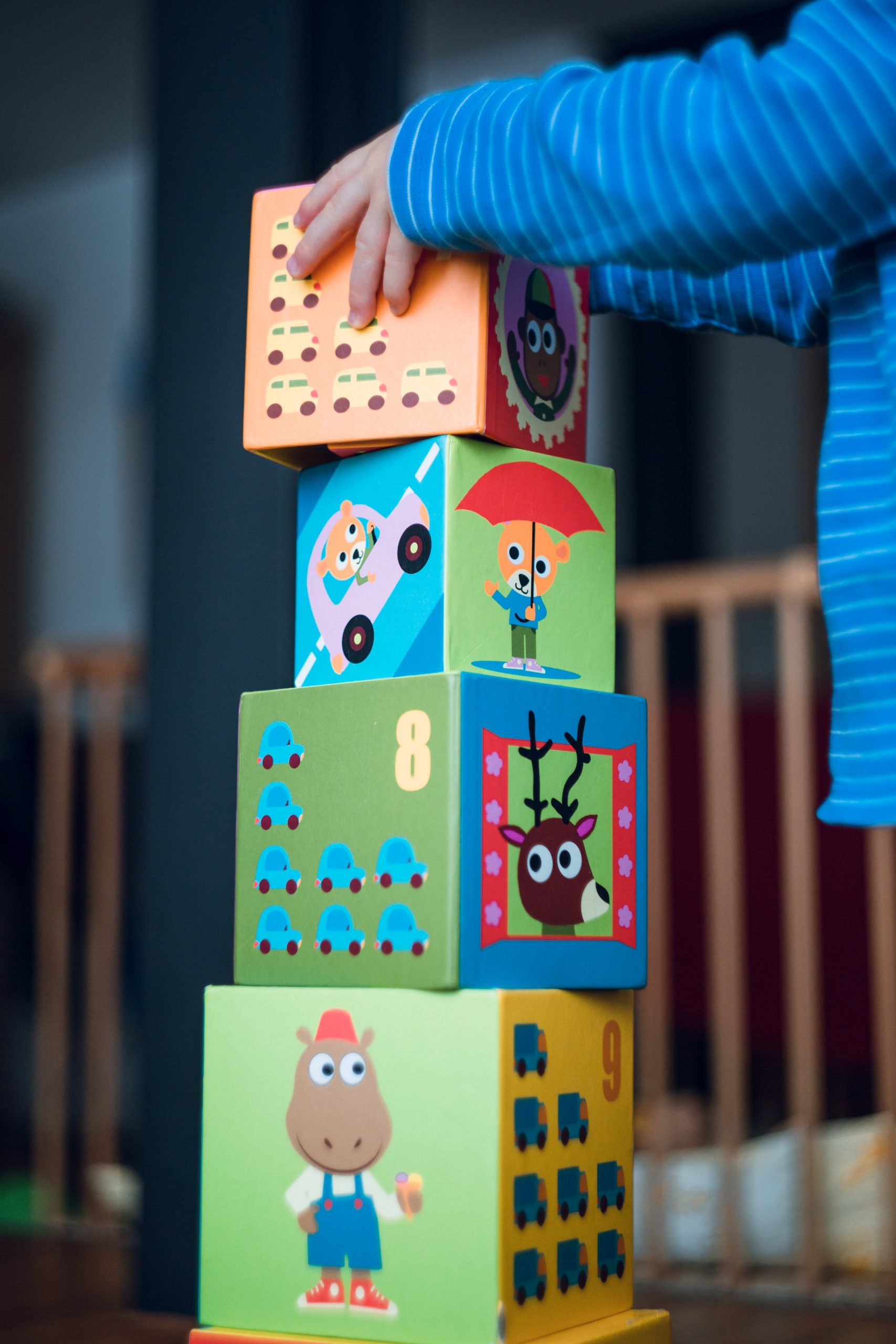 Juguete de cajas de colores y números para niños